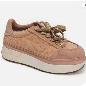 EUC UGG Marin Lace Logo